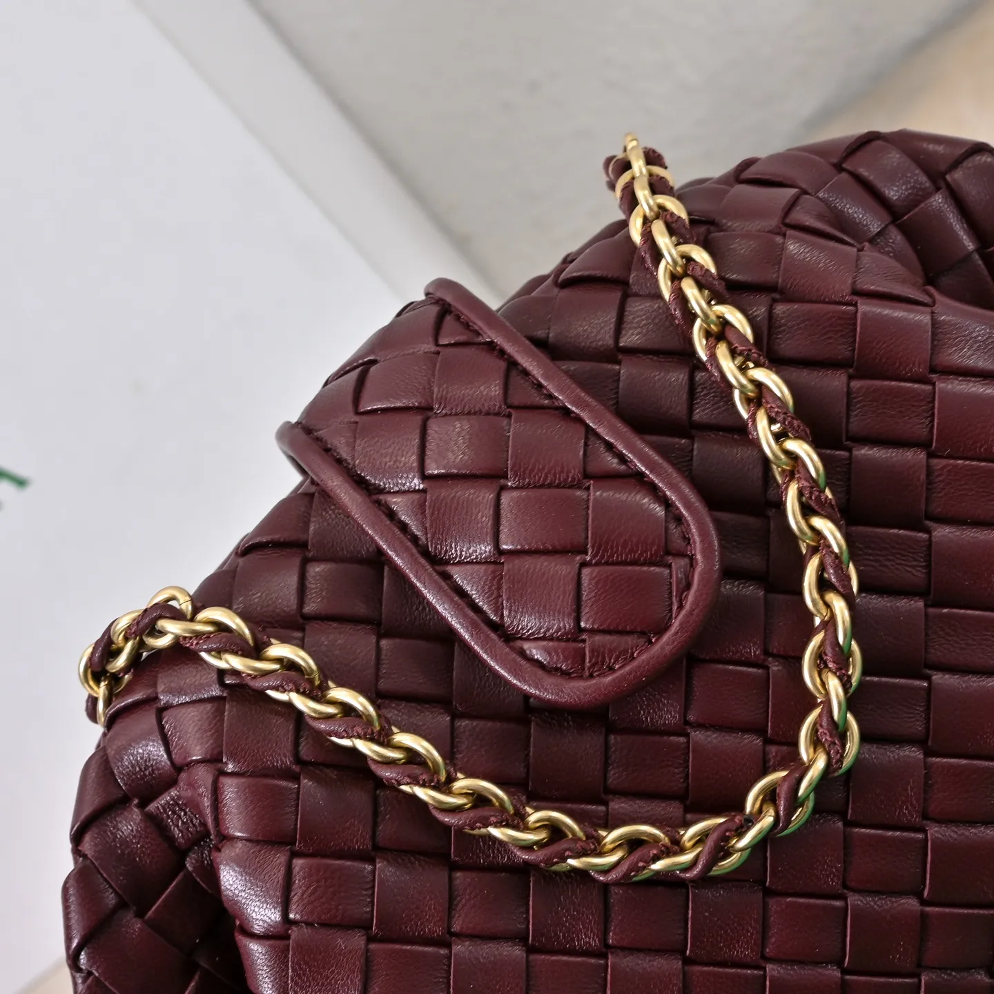 Batch 1880 BOTTEGA VENETA LAUREN 1980 small clutch bag is new! The small size that many people are squatting on is finally here. The self-adjustable zipper is a highlight of this bag. After being removed, it can be used as a handbag for important occasions. One bag unlocks two carrying methods at the same time. It is practical and has a unique sense of structure and beautiful lines. It is more elegant than a small cloud. It is a tribute to the classics and the pursuit of modernity. Style number: 4038 Size: 27*15*8cm